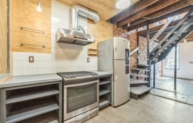 AMAZING 1 BEDROOM TOWNHOME IN HOLLINS MARKET