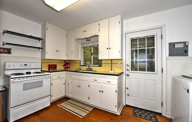 2 beds, 1 bath, $1,400, Unit UNIT # E