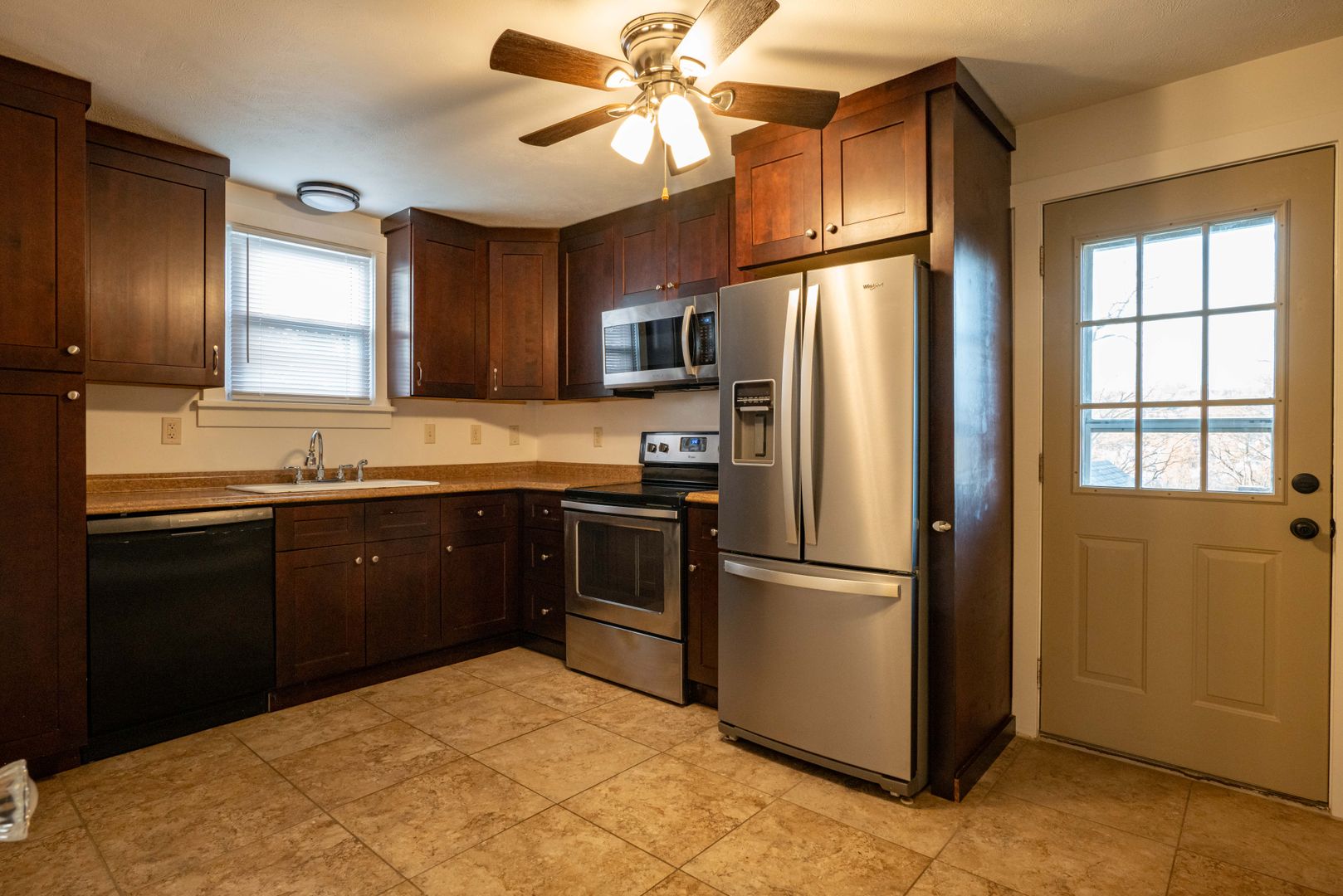 SCORE 50% OFF 1ST MONTH'S RENT IF SIGNED BY DEC 19! Gorgeous 3 bedroom home in Carnegie available now!