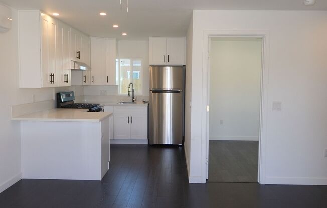 Private 1BR w/ Parking & Patio – Prime Location.