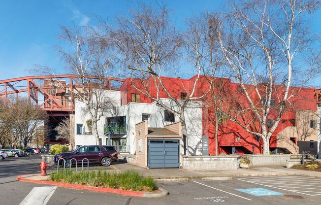 McCormick Pier - 1 bed/1 bath w/new paint/balcony/parking/pool/hot tub/bbq pit