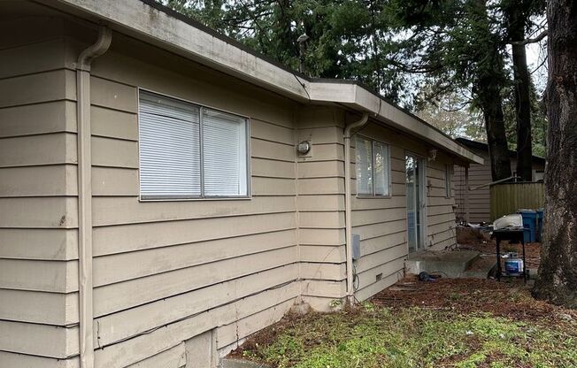 Cozy 3 bedrooms/ 1 bath house in Lynnwood.