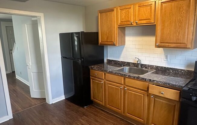 2 beds, 1 bath, $1,150, Unit 71