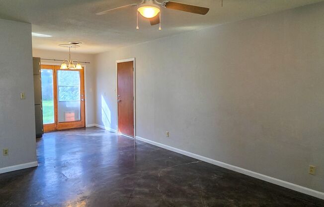 3 Bed 1 Bath home with garage for rent!