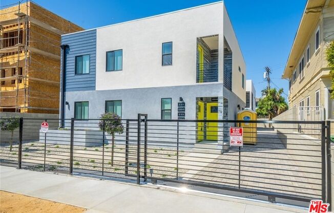 233 E 28 ST