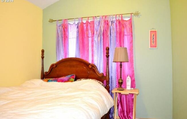 Bright Beaverton Townhome with Spacious Living Areas, Decorative Fireplace & Functional Kitchen