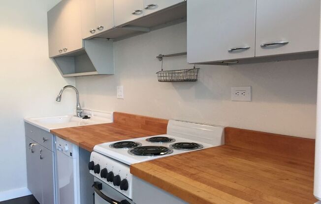 Bright, Sunlit Unit in the heart of Highlands