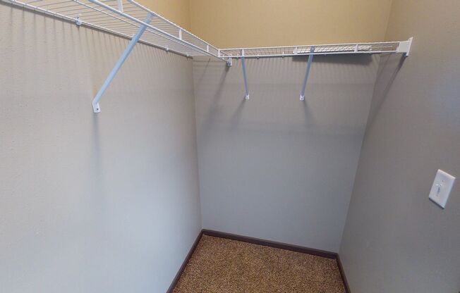 3 beds, 1 bath, 1,003 sqft, $1,255, Unit 321-2210