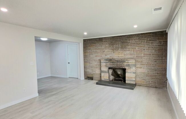 North Seattle/ Shoreline 2 Bedroom + Bonus Room 1BA House