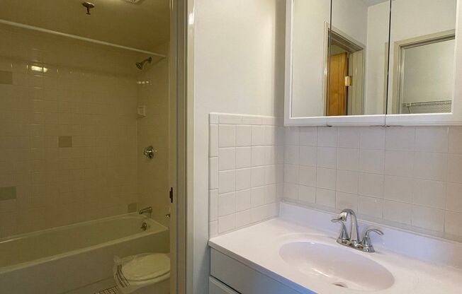 2 beds, 2 baths, 902 sqft, $3,200, Unit T204