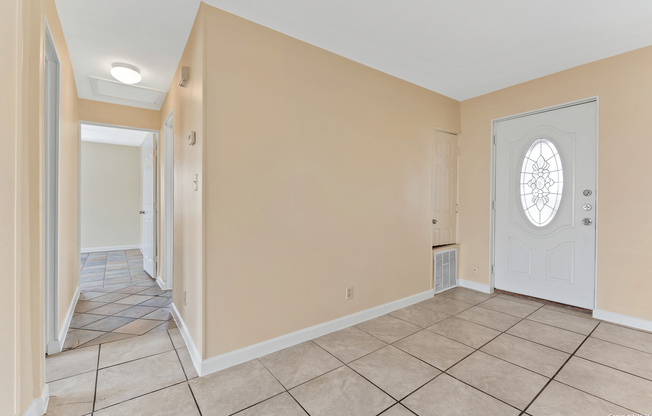 3323 W WOODLAWN AVE