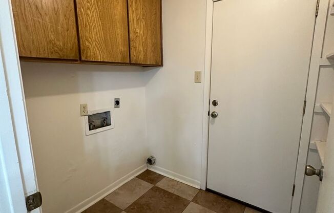 2 beds, 1 bath, 967 sqft, $850, Unit A