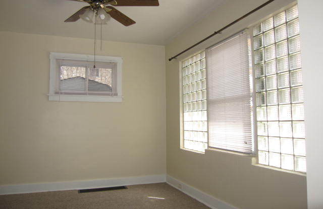 Lovely 2BR Townhouse w/Fenced in Backyard!