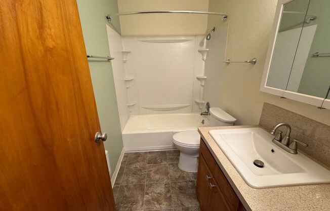 2 beds, 1 bath, 740 sqft, $1,525, Unit 10