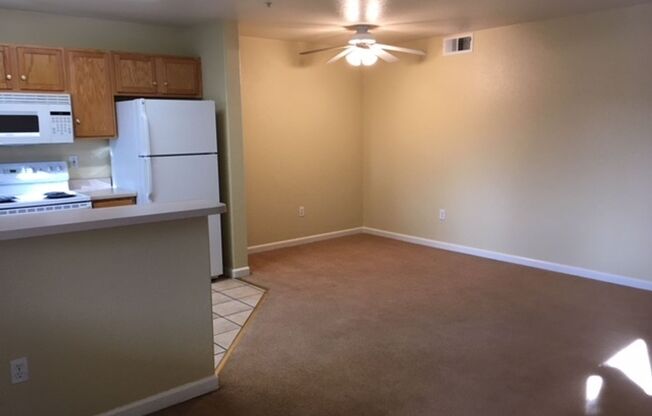 1 bed, 1 bath, 822 sqft, $1,425, Unit 910 H 105