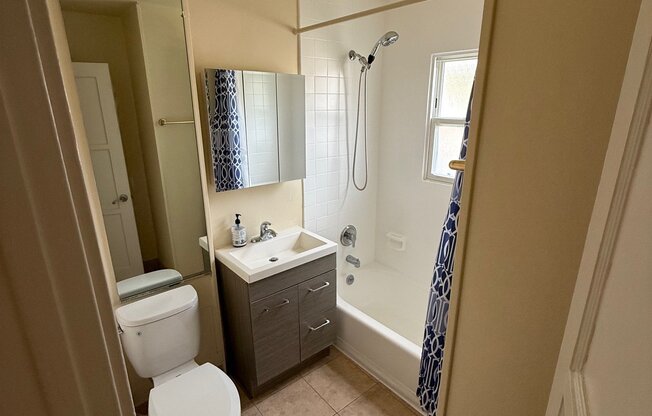 1721 N GLENOAKS BLVD