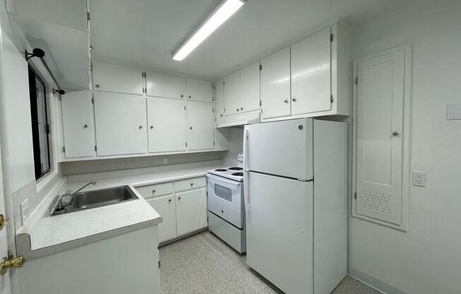 Spacious 1 bedroom Fortuna apartments, onsite laundry, shared courtyard.