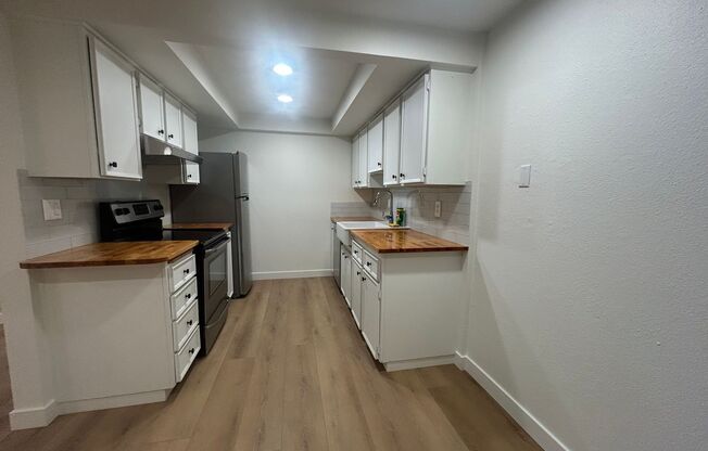 Beautiful 2 Bedroom, 2 Bathroom Condo in North Seattle - Available Now!