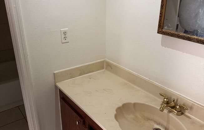1 bed, 1 bath, $1,025, Unit Apt. B13
