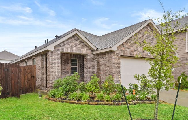 Beautiful Home in Desirable Tavola Community. GAS/WATER/GARBAGE/LAWNCARE/INTERNET is included in rent