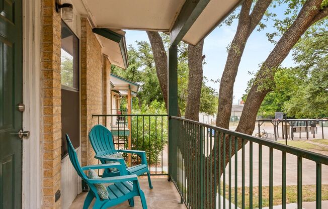 Great Location, Immediate Move In available - 2 bed / 2 bath Condo!