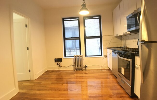 3 beds, 1 bath, $2,750, Unit 3E