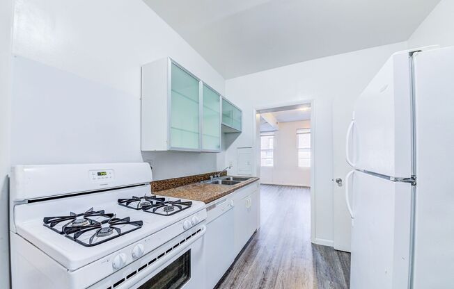 2 beds, 1 bath, $1,299, Unit Apt 3