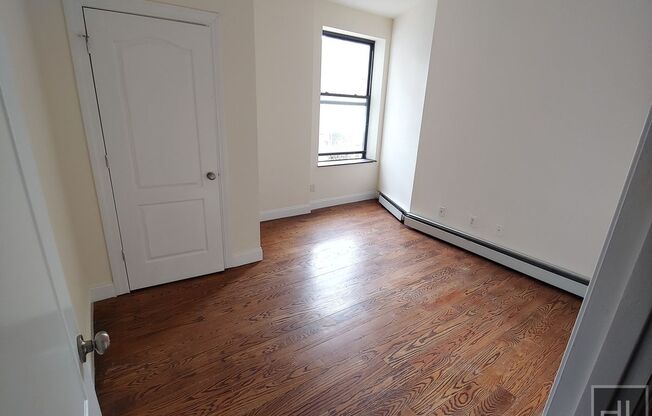 3 beds, 1 bath, $3,200, Unit 3B