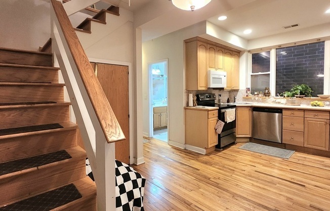 1119 W 17 ST