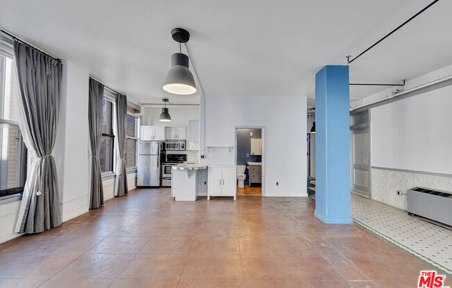 215 W 7th St