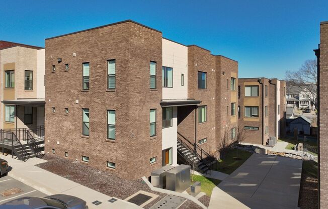 **2022-BUILT CONDO IN THE HEART OF WEDGEWOOD-HOUSTON WALKING DISTANCE TO GEODIS PARK**