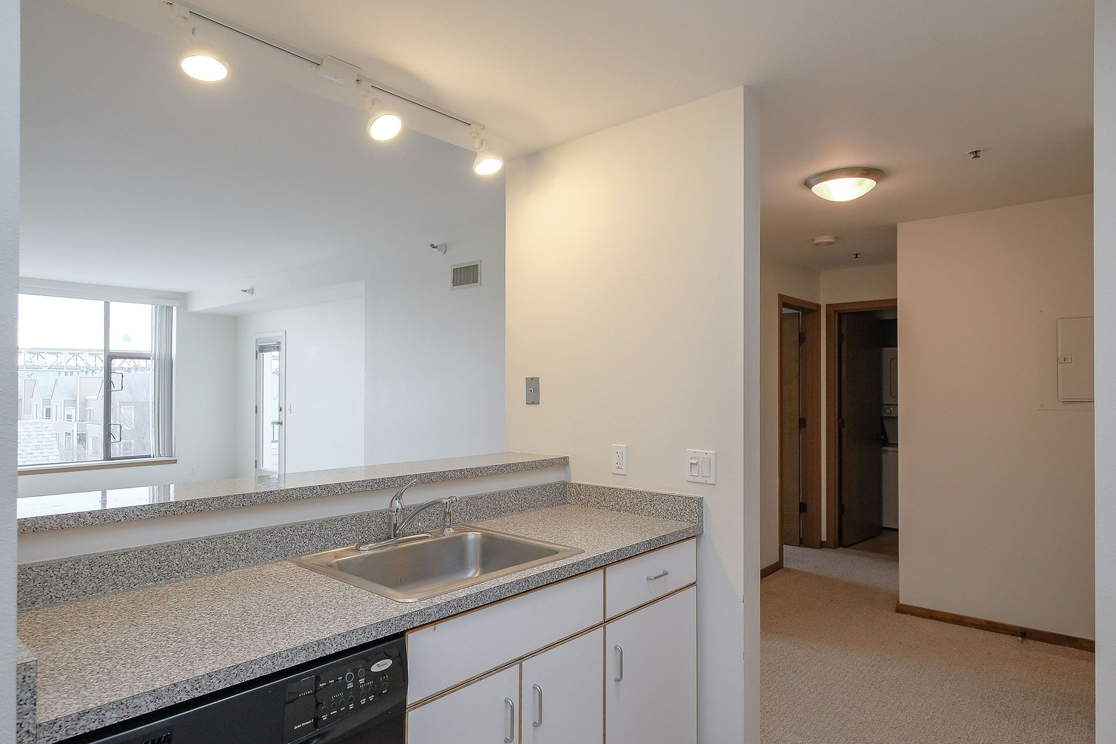 Beautiful Top-Level Condo with Sprawling Views of the Willamette River!