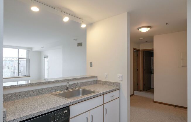 Beautiful Top-Level Condo with Sprawling Views of the Willamette River!