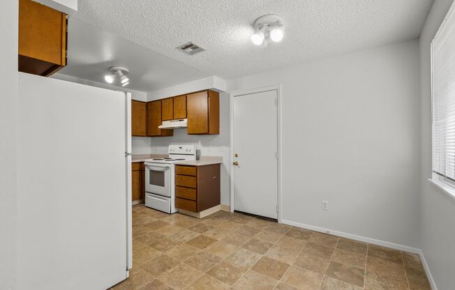 2 beds, 1 bath, 800 sqft, $1,395, Unit 2056