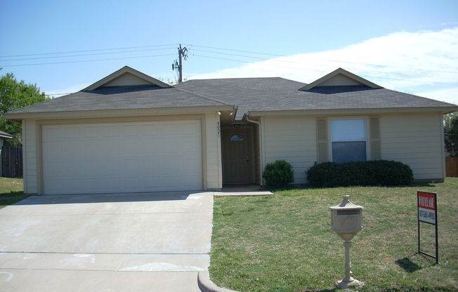 Very nice 3 bedroom 2 bath 2 car garage in Mary's Creek Estates