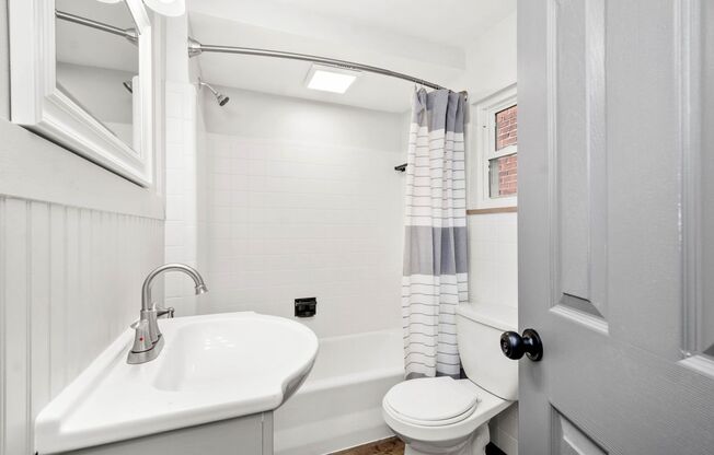 Beautiful 3 bedroom home in Pittsburgh available July 1!