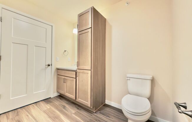 1 bed, 1 bath, 749 sqft, $1,324, Unit EC 4242-13