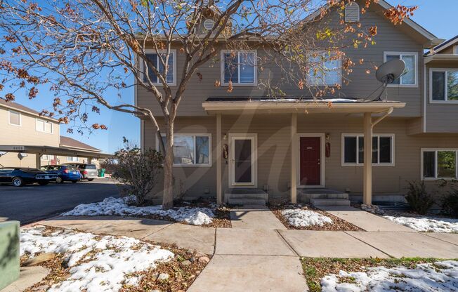 Lovely 3 bed 4 bath townhouse located in Powers corridor