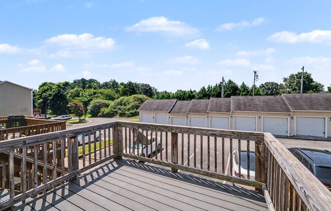 Spacious 2BR/2.5BA Condo with Private Deck Near Lake Norman