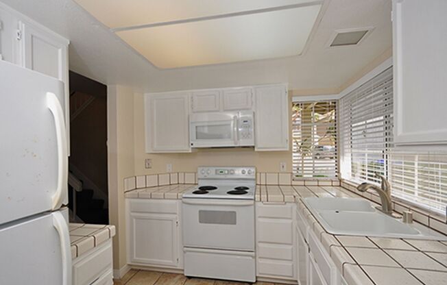 Freshly Painted 2BR/2.5BA Condo with Peak a Boo Ocean View!!