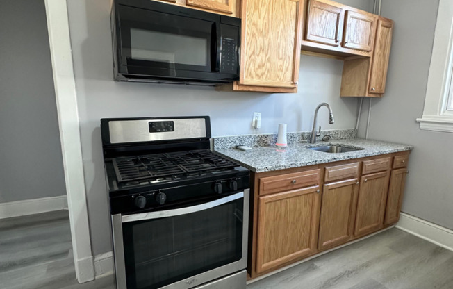 1 bed, 1 bath, $1,100, Unit 2206 Roslyn Ave Unit 9