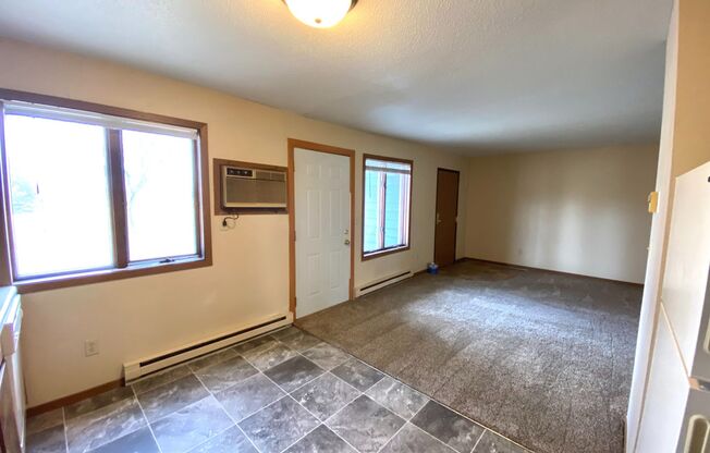 2 beds, 1 bath, $825, Unit 3