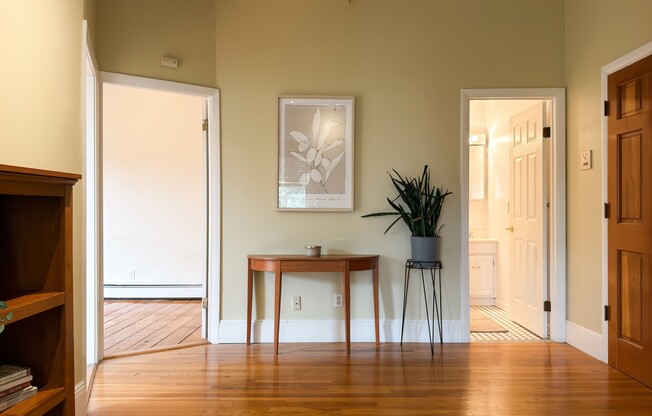 2 beds, 1 bath, 612 sqft, $3,000, Unit 2r