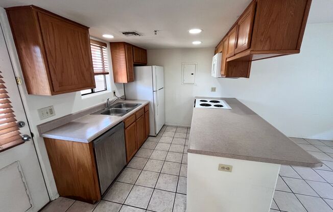 Central- 2 bedroom/ 1.5 bathroom condo!