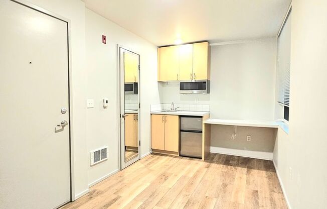 Studio, 1 bath, 122 sqft, $800