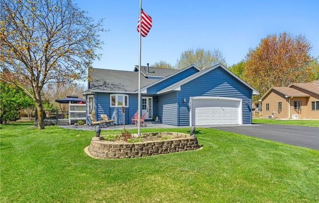 Stunning home located in the heart of Apple Valley *3 bed*2bath Available NOW!