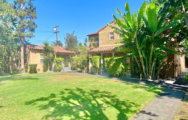 5225 De Longpre Ave