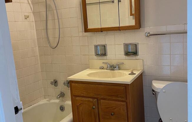 1 bed, 1 bath, $4,700, Unit 16N