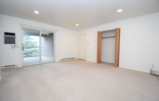 PET FRIENDLY Spacious 3rd floor apartment in the heart of town! 2bedroom 1.5 bath