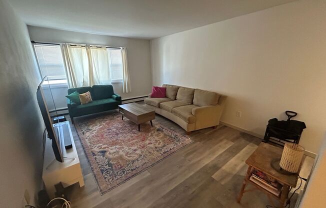 2 beds, 1 bath, $1,395, Unit 122